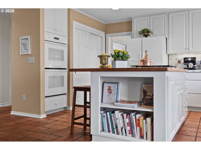 2902 Nw SHENANDOAH Ter, Portland, OR 97210