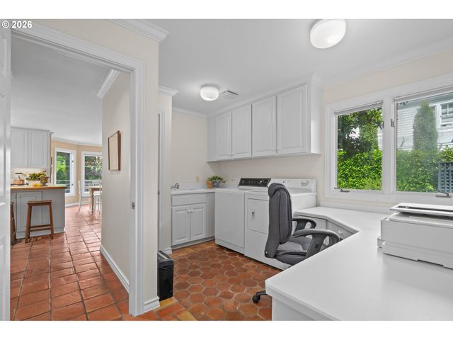 2902 Nw SHENANDOAH Ter, Portland, OR 97210