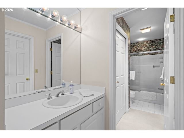 2902 Nw SHENANDOAH Ter, Portland, OR 97210