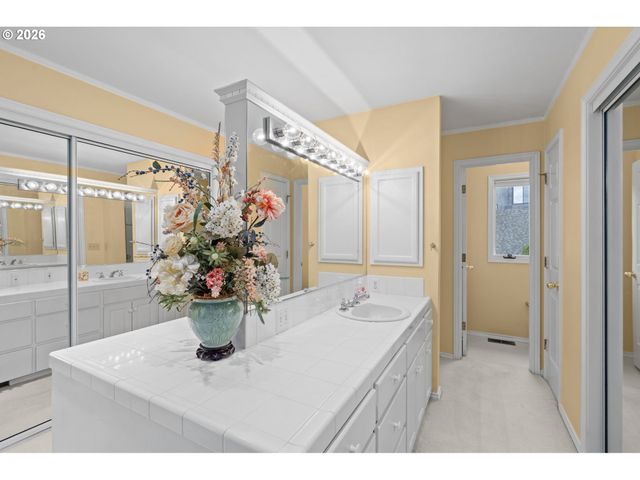 2902 Nw SHENANDOAH Ter, Portland, OR 97210