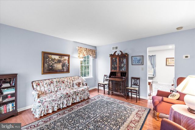 2358 FOX CHASE DR, Hanover, PA 17331