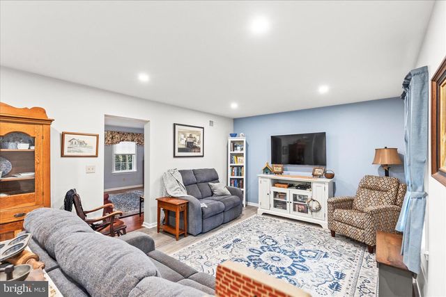 2358 FOX CHASE DR, Hanover, PA 17331