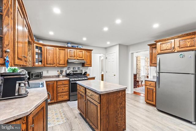 2358 FOX CHASE DR, Hanover, PA 17331