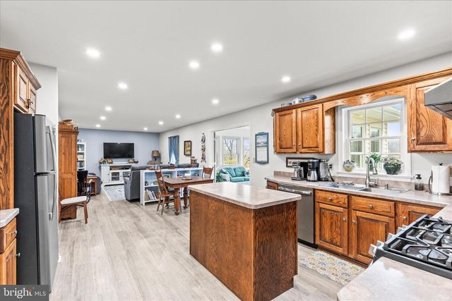 2358 FOX CHASE DR, Hanover, PA 17331