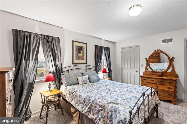 2358 FOX CHASE DR, Hanover, PA 17331