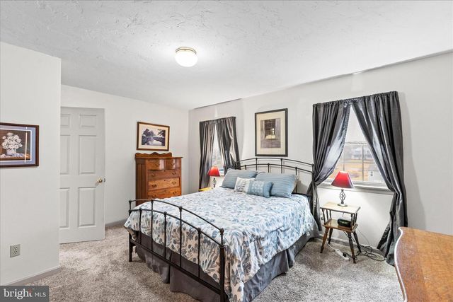 2358 FOX CHASE DR, Hanover, PA 17331