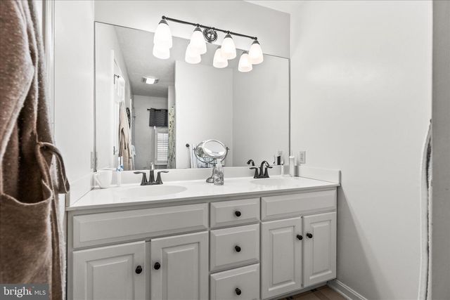 2358 FOX CHASE DR, Hanover, PA 17331