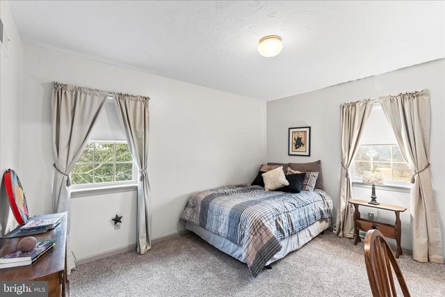 2358 FOX CHASE DR, Hanover, PA 17331