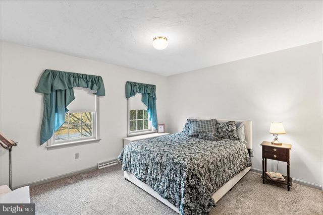 2358 FOX CHASE DR, Hanover, PA 17331