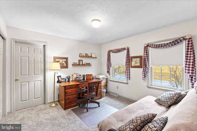 2358 FOX CHASE DR, Hanover, PA 17331