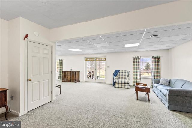 2358 FOX CHASE DR, Hanover, PA 17331