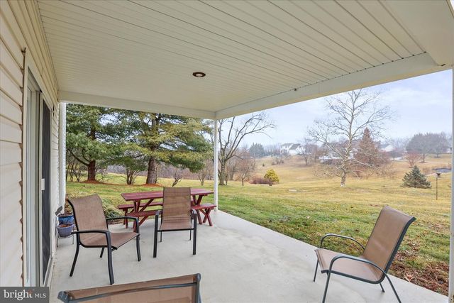 2358 FOX CHASE DR, Hanover, PA 17331