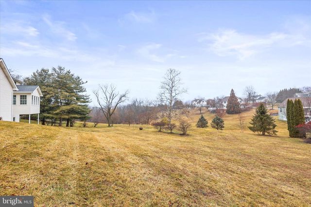 2358 FOX CHASE DR, Hanover, PA 17331