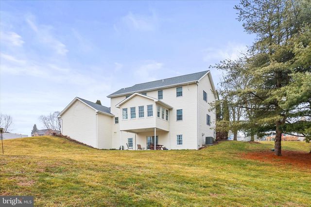 2358 FOX CHASE DR, Hanover, PA 17331