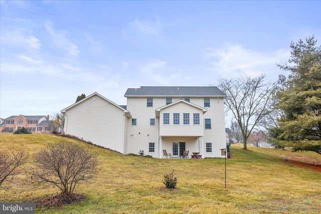 2358 FOX CHASE DR, Hanover, PA 17331