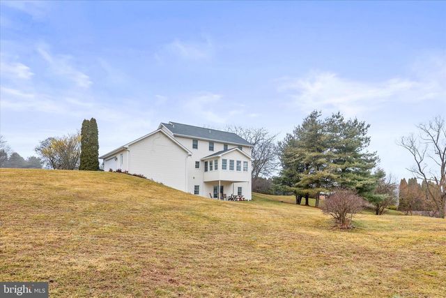 2358 FOX CHASE DR, Hanover, PA 17331