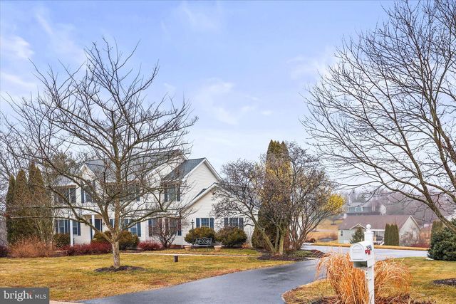 2358 FOX CHASE DR, Hanover, PA 17331