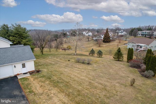 2358 FOX CHASE DR, Hanover, PA 17331