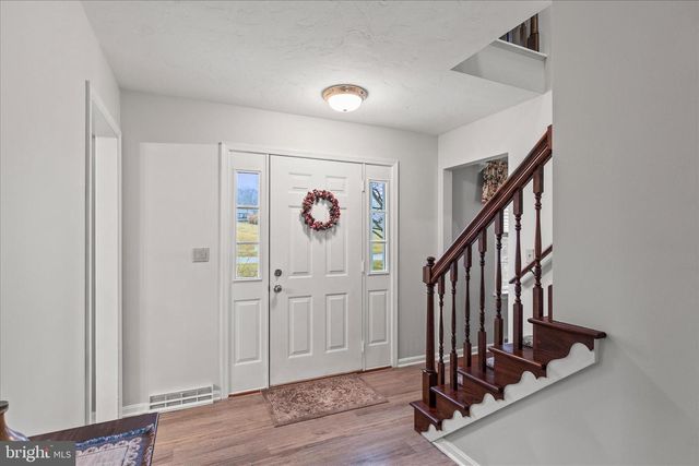 2358 FOX CHASE DR, Hanover, PA 17331