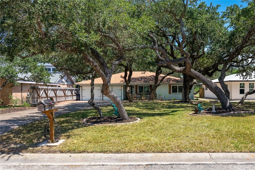 23 S Lake Dr, Rockport, TX 78382