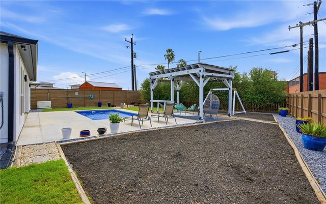4825 Del Paseo St, Corpus Christi, TX 78411
