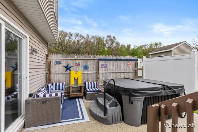 7170 Quintara Drive NE, Comstock Park, MI 49321