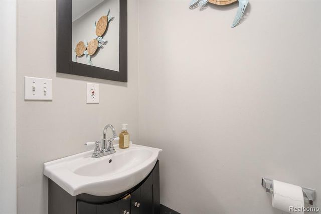 6460 Hermana Road, West Bloomfield, MI 48324