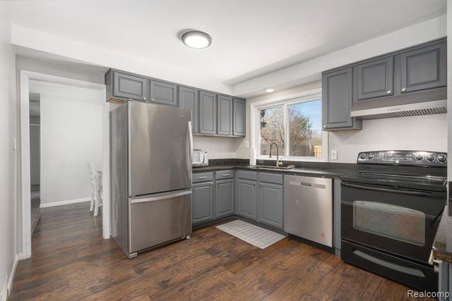 6460 Hermana Road, West Bloomfield, MI 48324