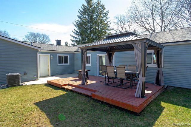 6460 Hermana Road, West Bloomfield, MI 48324