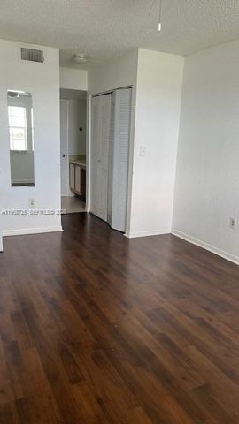 2811 N Oakland Forest Dr 104, Oakland Park, FL 33309