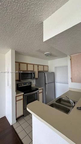 2811 N Oakland Forest Dr 104, Oakland Park, FL 33309