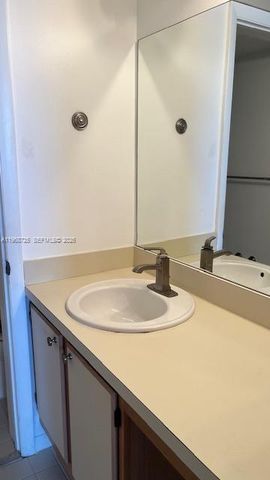 2811 N Oakland Forest Dr 104, Oakland Park, FL 33309