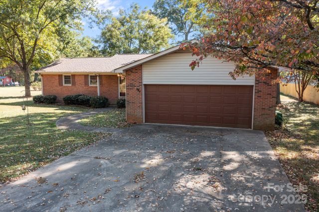 127 Edgeway Road, Mooresville, NC 28117