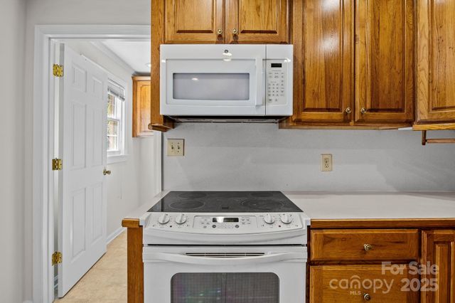 127 Edgeway Road, Mooresville, NC 28117