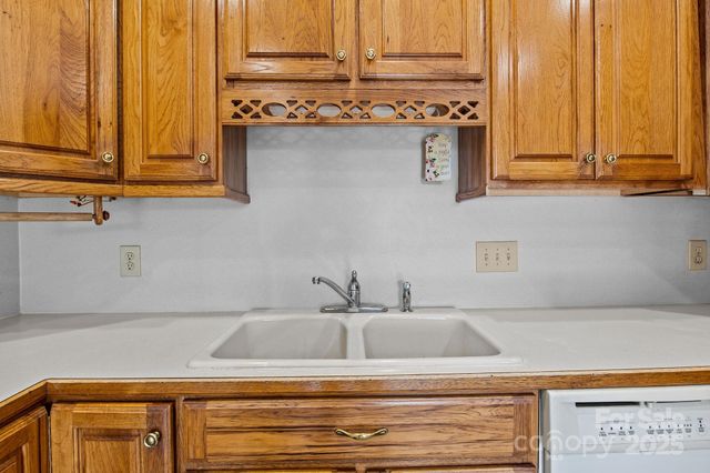 127 Edgeway Road, Mooresville, NC 28117