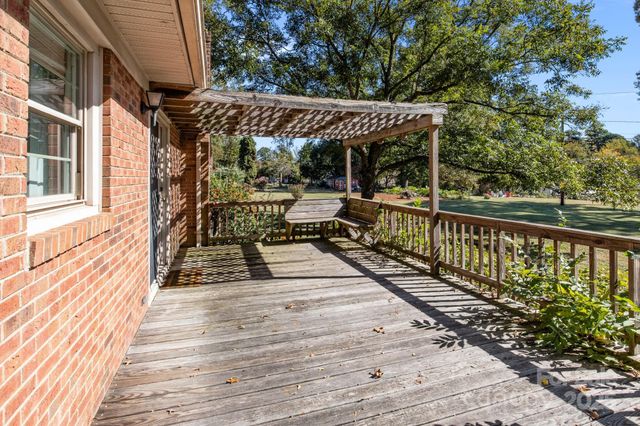 127 Edgeway Road, Mooresville, NC 28117