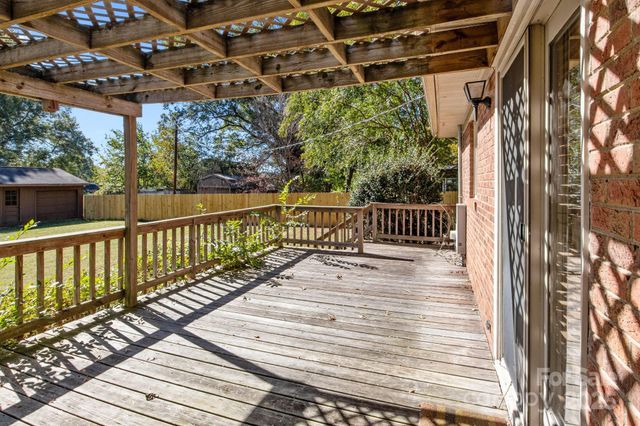 127 Edgeway Road, Mooresville, NC 28117