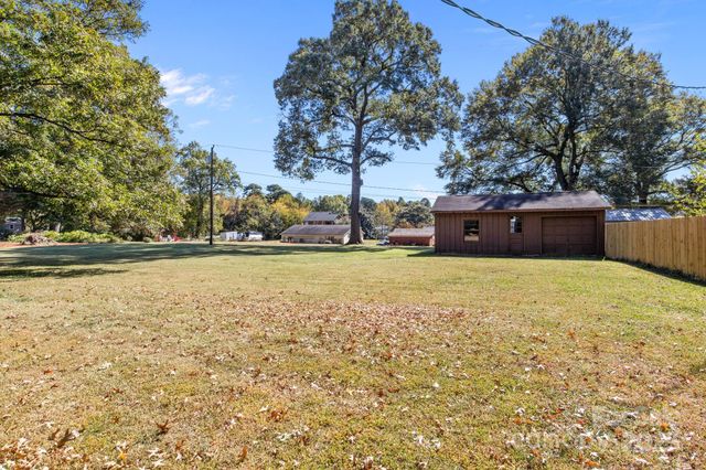 127 Edgeway Road, Mooresville, NC 28117