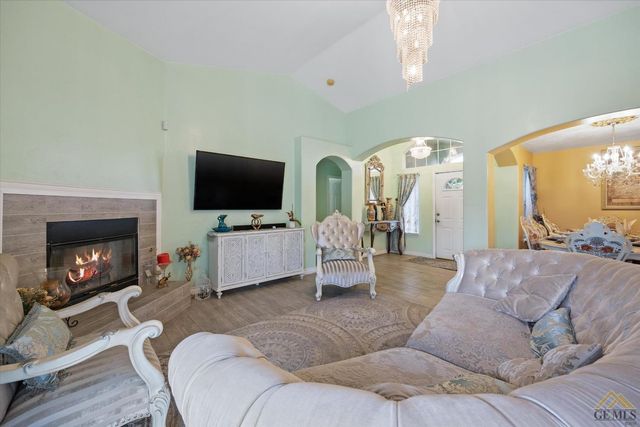 4315 Serene Oak Drive, Bakersfield, CA 93313