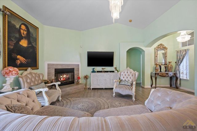 4315 Serene Oak Drive, Bakersfield, CA 93313