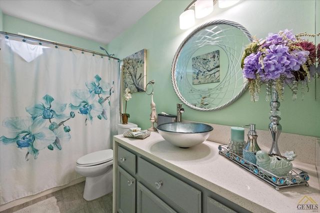 4315 Serene Oak Drive, Bakersfield, CA 93313