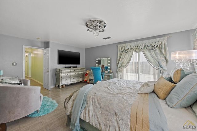 4315 Serene Oak Drive, Bakersfield, CA 93313