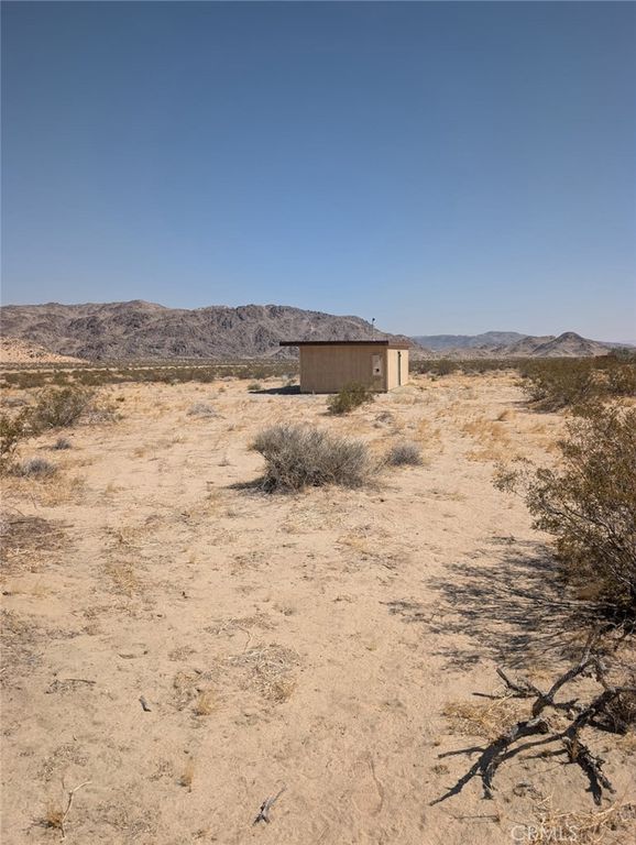 Image 5 of property listing at 56850 Bodick, Landers, CA 92285