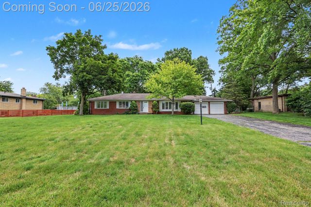 3750 Beach Road, Troy, MI 48084