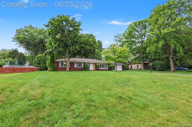 3750 Beach Road, Troy, MI 48084