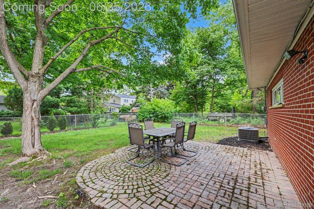 3750 Beach Road, Troy, MI 48084