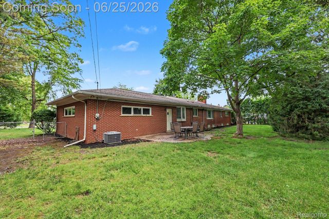 3750 Beach Road, Troy, MI 48084