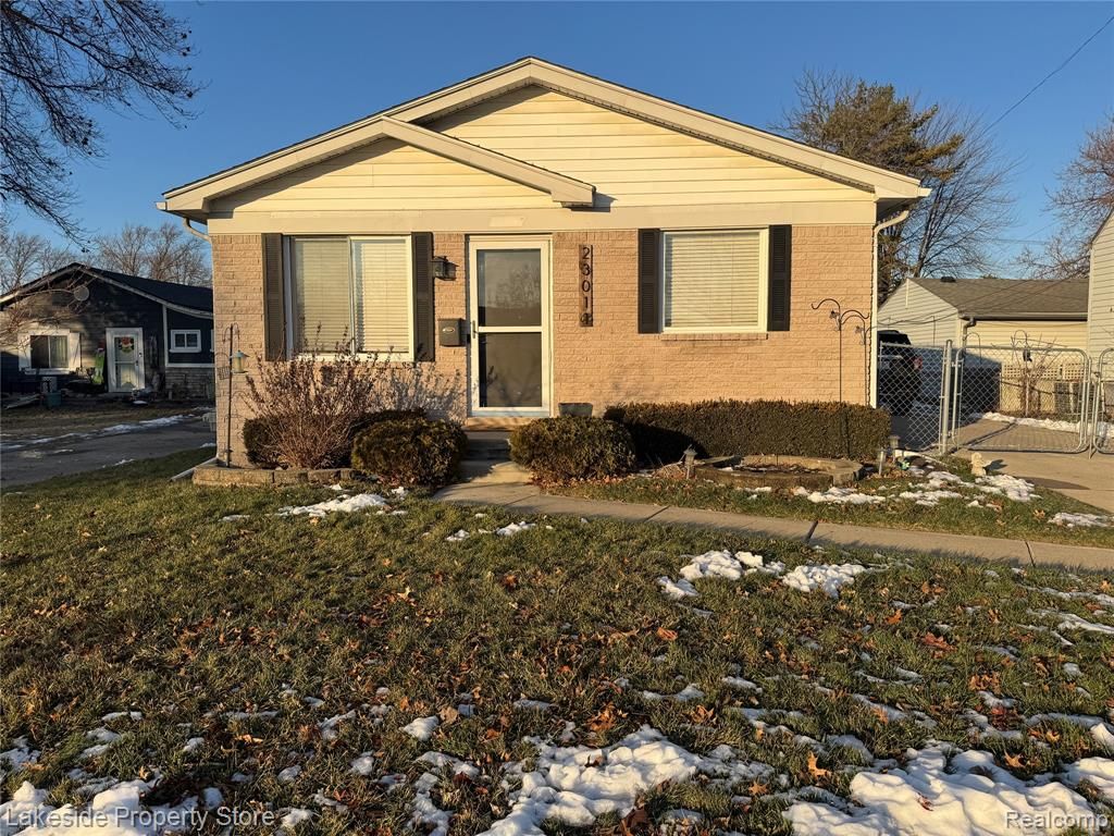 23011 Violet Street, Saint Clair Shores, MI 48082