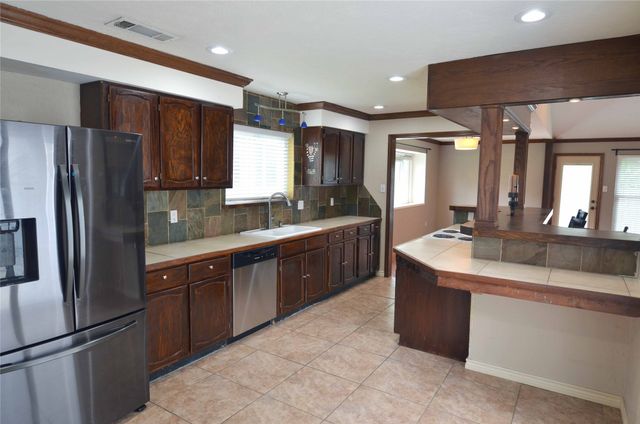 2406 Redbrook Court, Arlington, TX 76014
