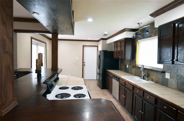 2406 Redbrook Court, Arlington, TX 76014